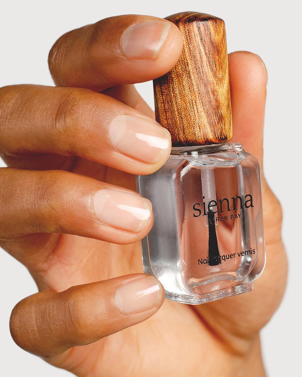 Sienna Byron Bay Glossy Top Coat, Vegan Natural Nail Polish, Long-Lasting, Chip-Resistant, 10ml – .34 fl oz.