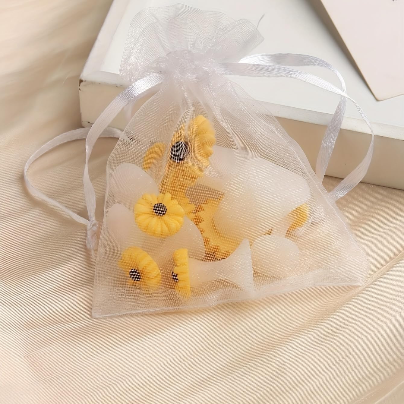 16pcs Daisy Toe Separators, Silicone for Pedicure Nail Polish Gel Foot Toe Spacers, Pedicures Nail Art Tools(8pcs White Daisy +8pcs Yellow Daisy)